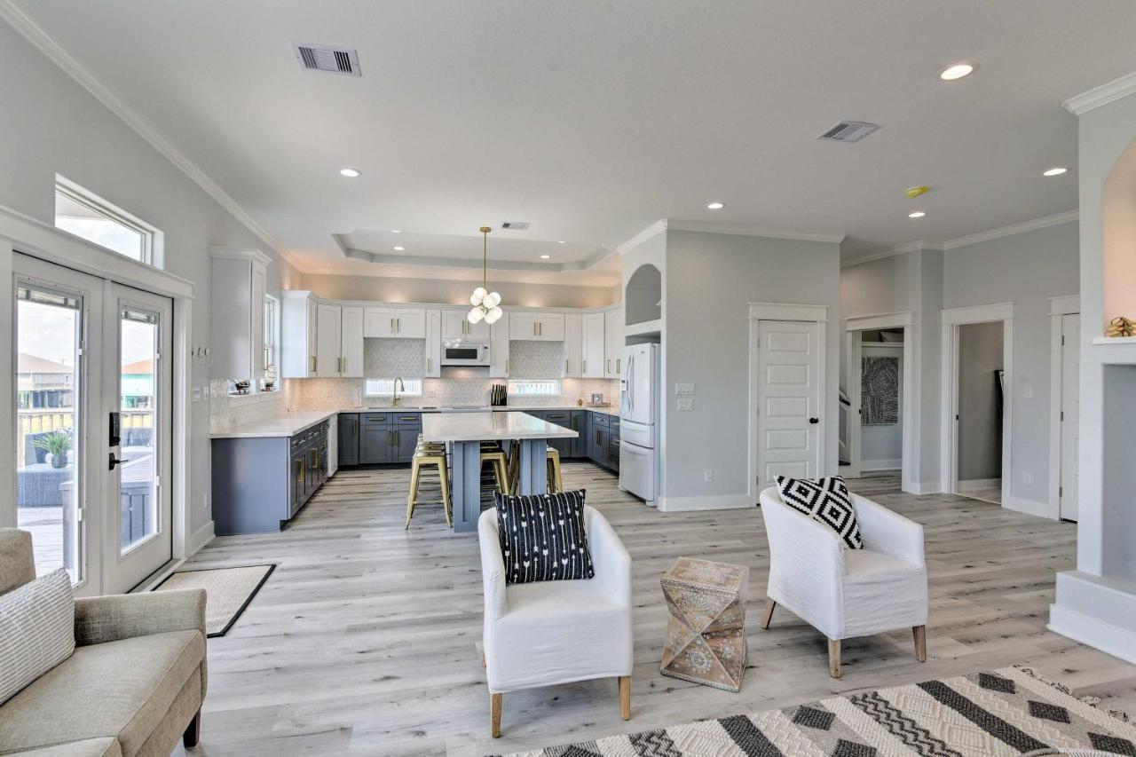 Chic Crystal Beach Escape With Deck - Walk To Beach! Bolivar Peninsula Екстер'єр фото
