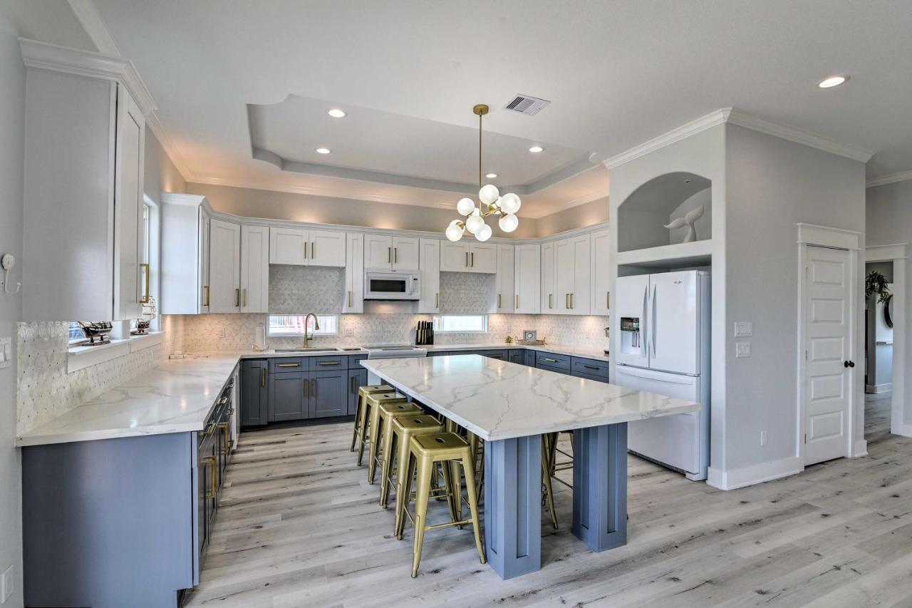 Chic Crystal Beach Escape With Deck - Walk To Beach! Bolivar Peninsula Екстер'єр фото