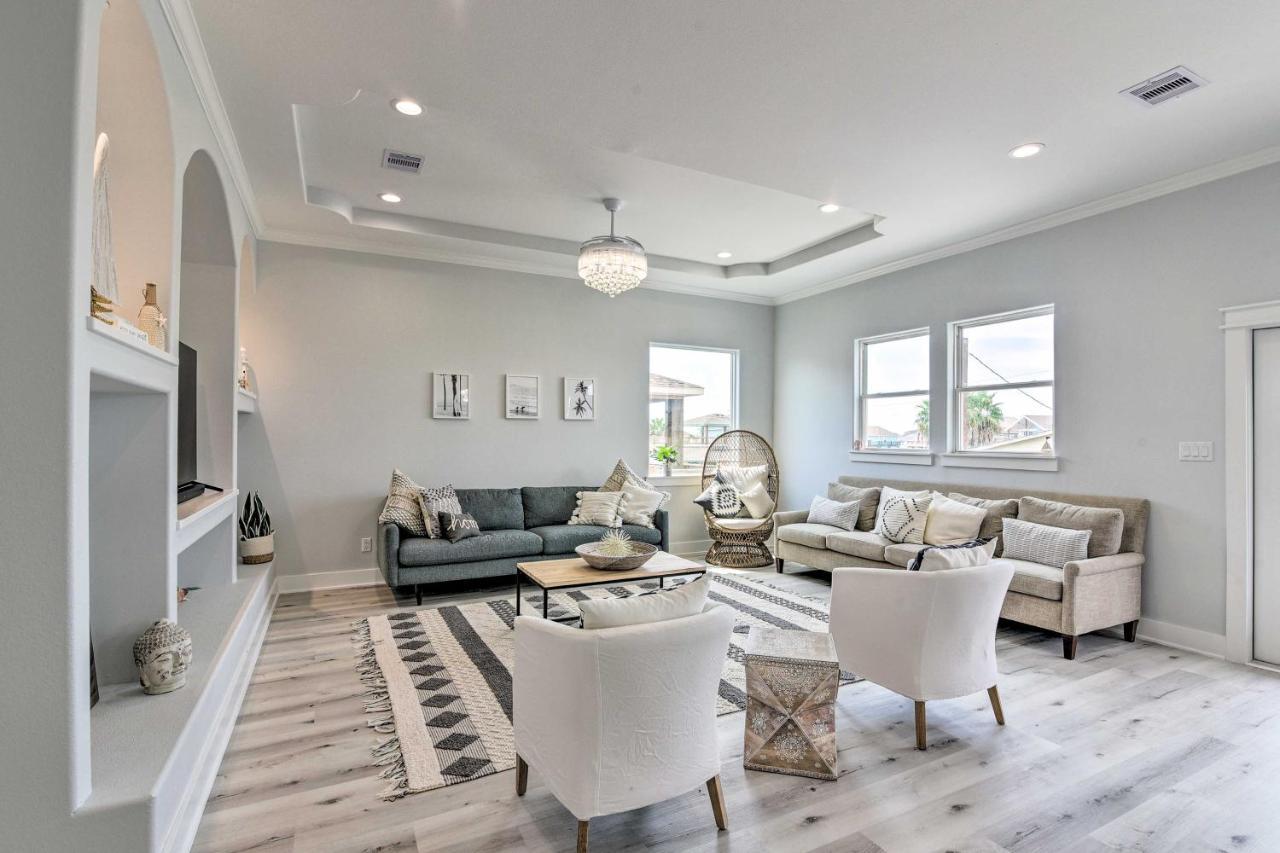Chic Crystal Beach Escape With Deck - Walk To Beach! Bolivar Peninsula Екстер'єр фото