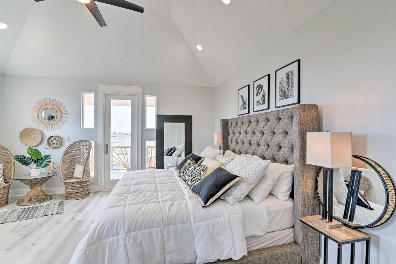 Chic Crystal Beach Escape With Deck - Walk To Beach! Bolivar Peninsula Екстер'єр фото