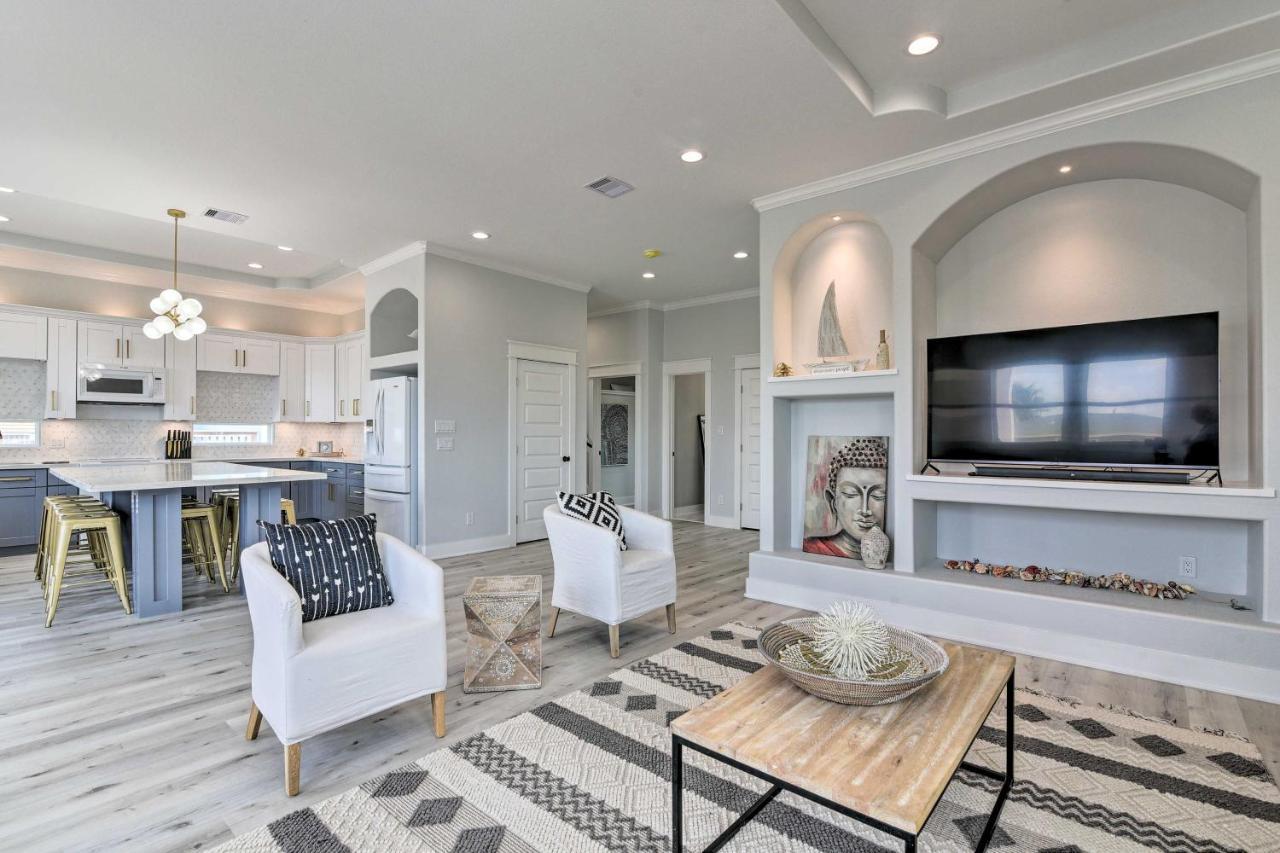 Chic Crystal Beach Escape With Deck - Walk To Beach! Bolivar Peninsula Екстер'єр фото