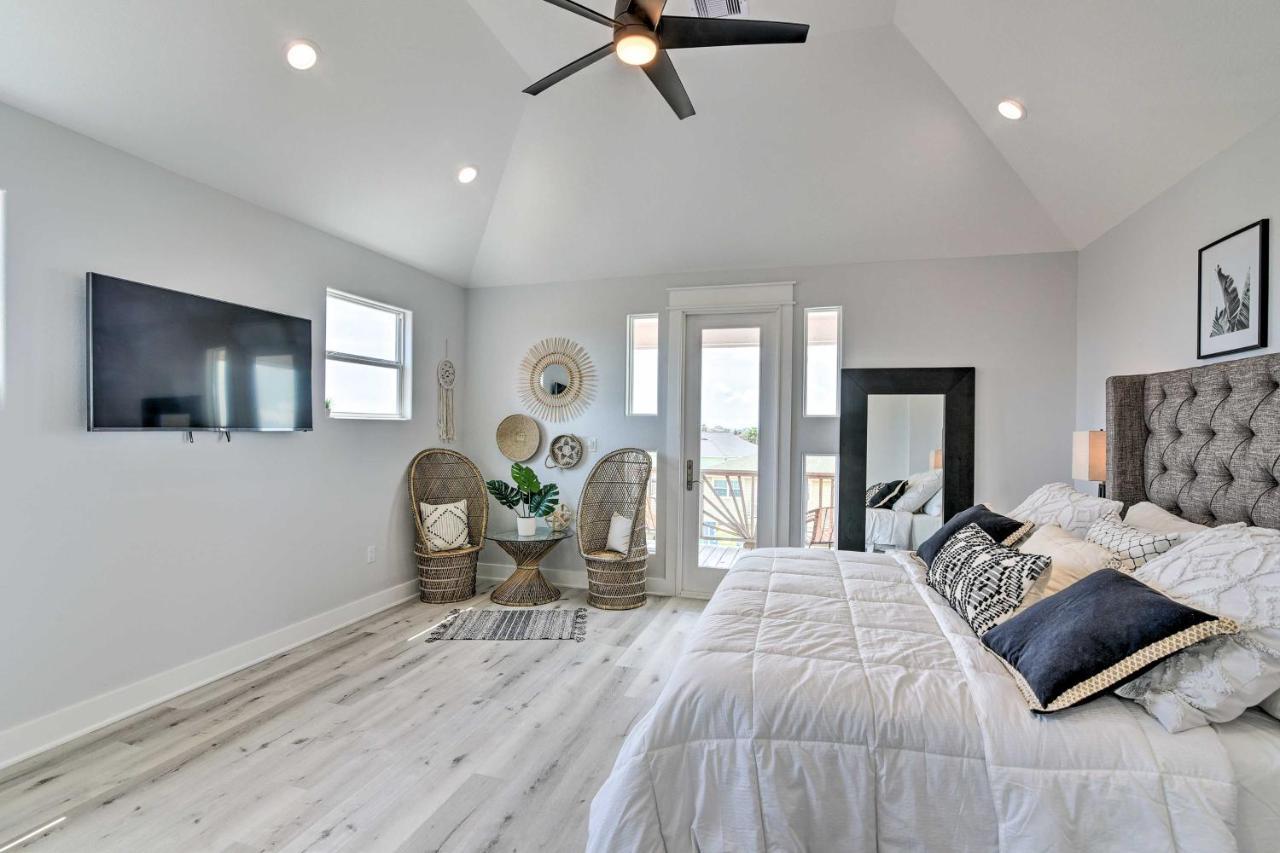 Chic Crystal Beach Escape With Deck - Walk To Beach! Bolivar Peninsula Екстер'єр фото
