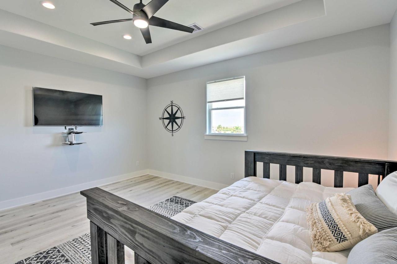 Chic Crystal Beach Escape With Deck - Walk To Beach! Bolivar Peninsula Екстер'єр фото