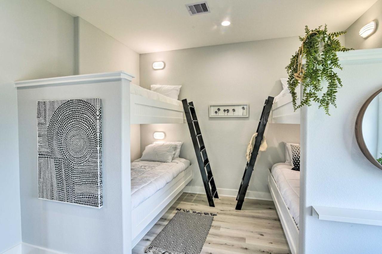 Chic Crystal Beach Escape With Deck - Walk To Beach! Bolivar Peninsula Екстер'єр фото