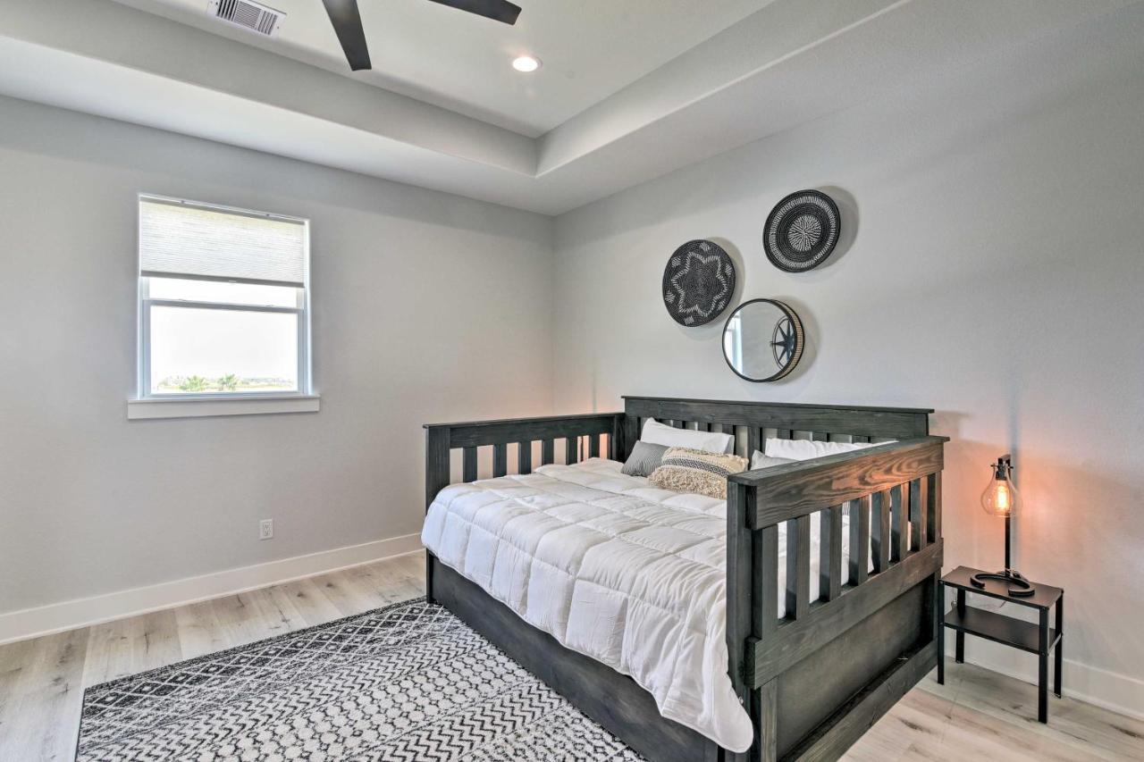 Chic Crystal Beach Escape With Deck - Walk To Beach! Bolivar Peninsula Екстер'єр фото