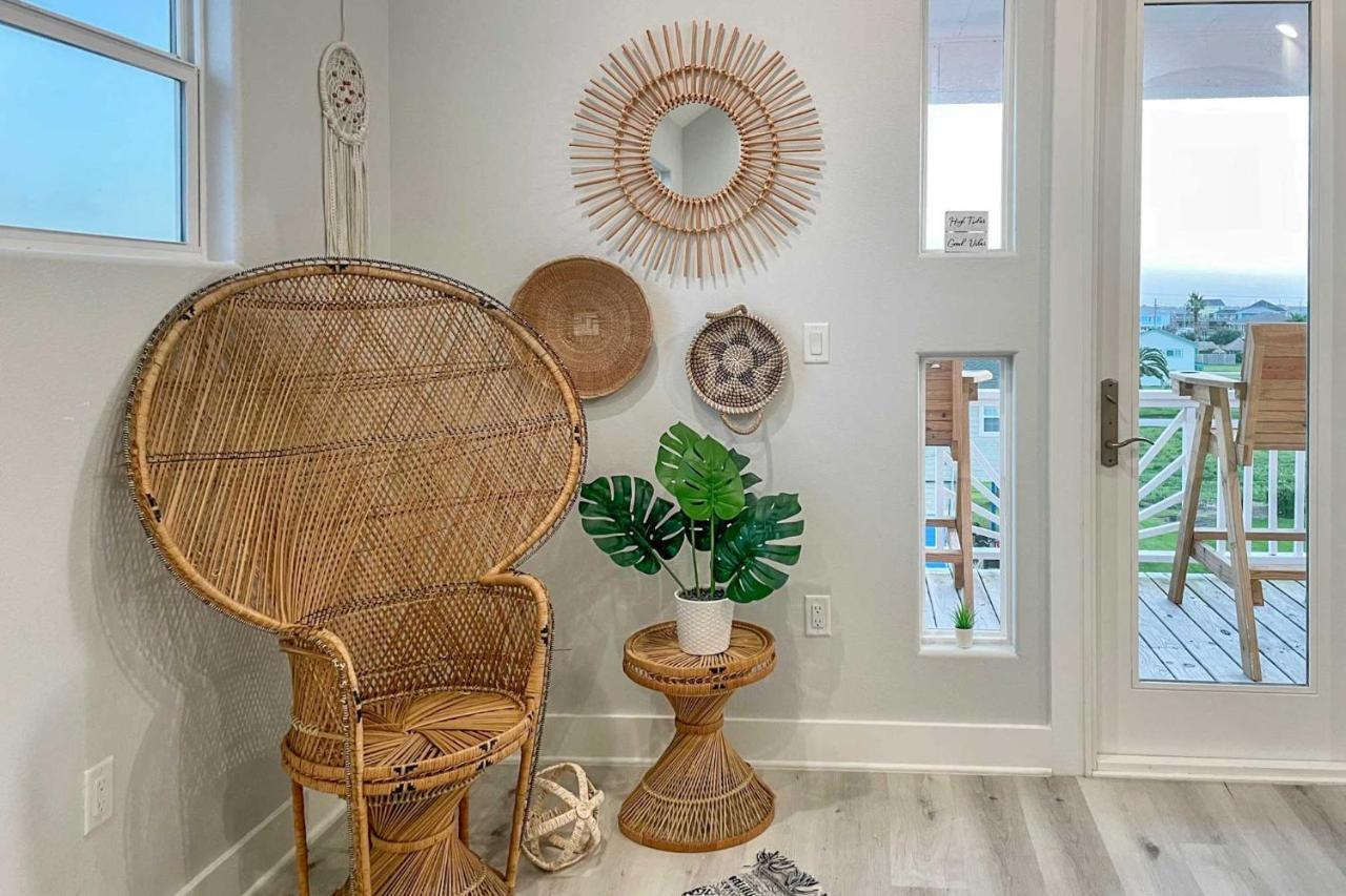 Chic Crystal Beach Escape With Deck - Walk To Beach! Bolivar Peninsula Екстер'єр фото